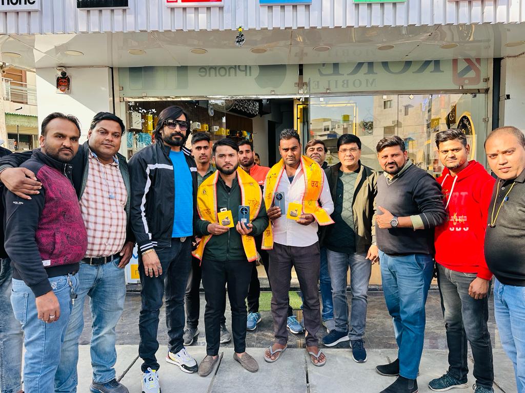 Agra News : बाबा मोबाइल शोपी पर लांच हुआ रियलमी 12 प्रो