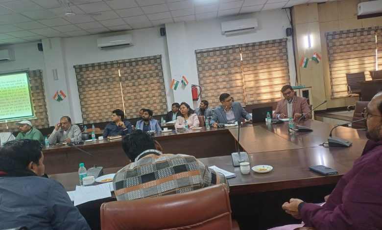 Prayagraj news:हाईकोर्ट पानी की टंकी के समीप स्थित खुसरो बाग रेलवे ऊपरगामी सेतु के क्षतिग्रस्त होने के फलस्वरुप ट्रैफिक बंद करने के संबंध में जिलाधिकारी की अध्यक्षता में बैठक संपन्न
