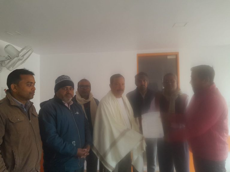 Bihar News--कमीशन प्रथा हटा मानदेय करने को लेकर विधायक को सौपा ज्ञापन
