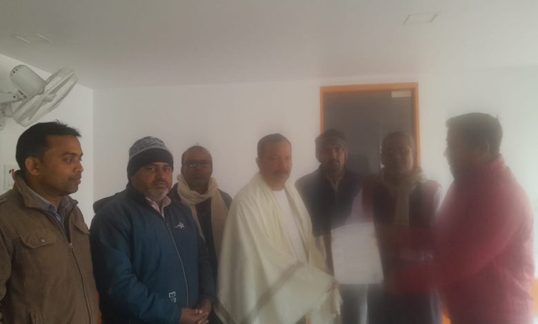 Bihar News--कमीशन प्रथा हटा मानदेय करने को लेकर विधायक को सौपा ज्ञापन
