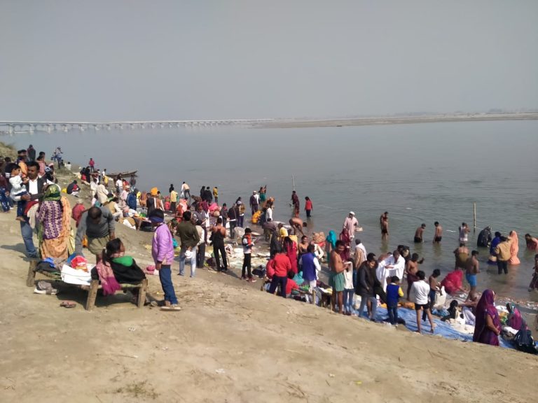 Ambedkar Nagar News: On the occasion of Mauni Amavasya, lakhs of devotees took a dip of faith in Saryu river.