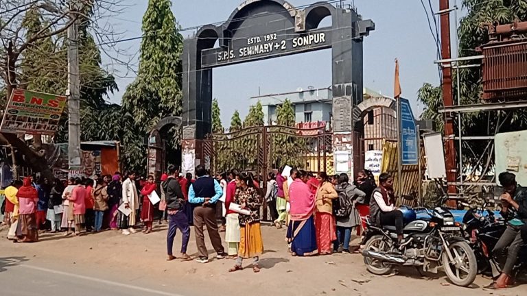 Bihar News-A total of 18 candidates remained absent from all 6 examination centers in Sonpur.