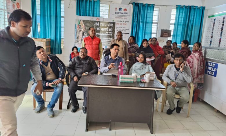 Bihar News-BDO and CO Sonpur jointly started the distribution of anti-filarial medicine.