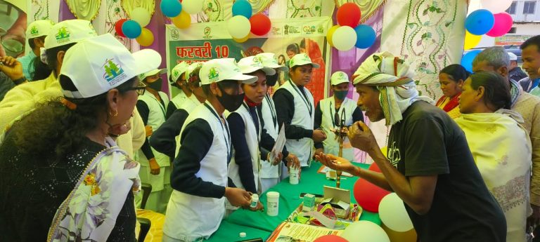Bihar News-अनुमंडलाधिकारी ने दवा खाकर सर्वजन दवा सेवन अभियान का किया शुभारंभ 