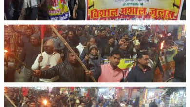 Bihar News-Hundreds of employed teachers took out a massive torch procession in protest against the competency test.