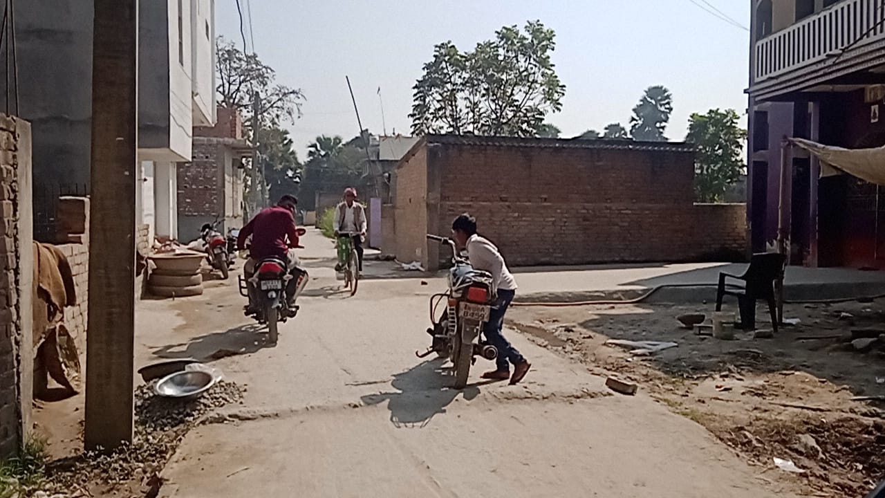 Bihar Mews-Stumbling blocks have been made at many places on village roads, accidents happen every day.