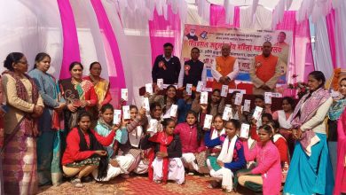 Ambedkar Nagar News: Smart phones distributed to students of Chit Bahal Atulanjaneya Mahila Mahavidyalaya.