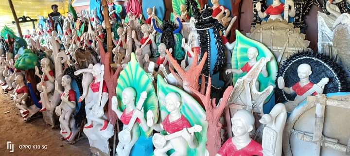 Bihar News-Artisans busy in giving final shape to the statue of Mother Saraswati.