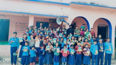Bihar News-मध्य विद्यालय महादलीचक के प्रधनाध्यपक ने विद्यार्थियों को किया सम्मानित 