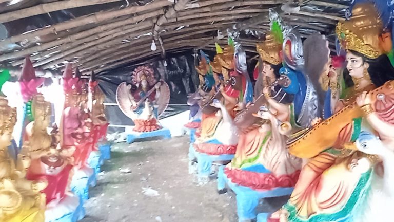 Bihar News-Sculptors busy in giving final shape to the statue of Maa Sharda