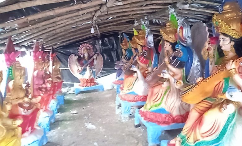 Bihar News-Sculptors busy in giving final shape to the statue of Maa Sharda