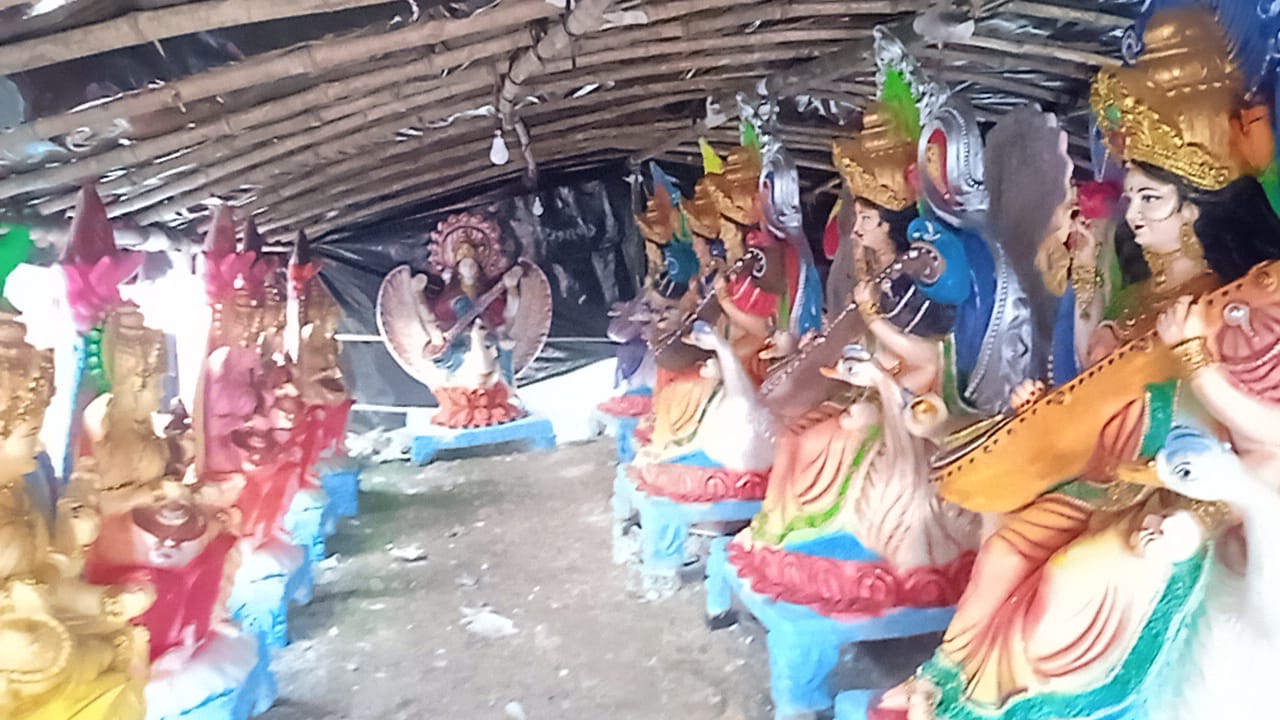 Bihar News-Sculptors busy in giving final shape to the statue of Maa Sharda
