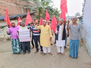 Bihar News-CPI-ML MLA Comrade Manoj Manzil took out a protest procession.

