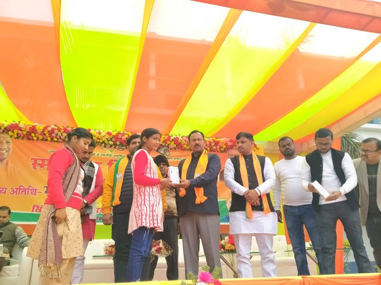 Ambedkar Nagar News The faces of students lit up with joy after receiving smartphones.