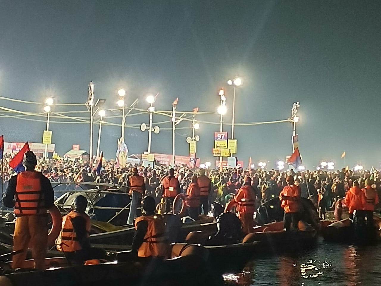 Prayagraj News: Lakhs of devotees took a dip of faith on Vasant Panchami bathing festival.