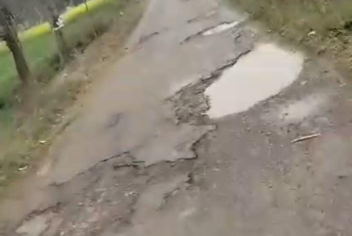 Ambedkar Nagar News Road, potholes are broken at many places, pebbles are scattered on the road, the commuters are facing problems.