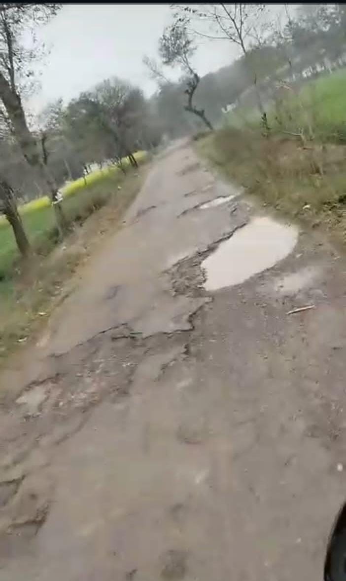 Ambedkar Nagar News Road, potholes are broken at many places, pebbles are scattered on the road, the commuters are facing problems.
