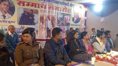 Bihar News-Sonpur: People bid farewell to outgoing BDO Sudarshan Kumar.