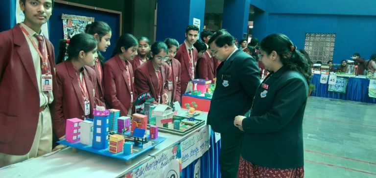 Agra News : प्रिल्यूड विद्यालय के प्रांगण में साइंटिया माय होम लैब विज्ञान एवं सामाजिक विज्ञान प्रदर्शनी का आयोजन