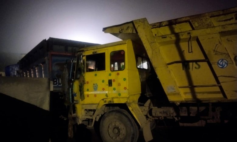 Bihar News- On the instructions of District Magistrate, Mining Department along with Police and SDM took action, 06 vehicles carrying illegal sand load seized, 02 arrested.