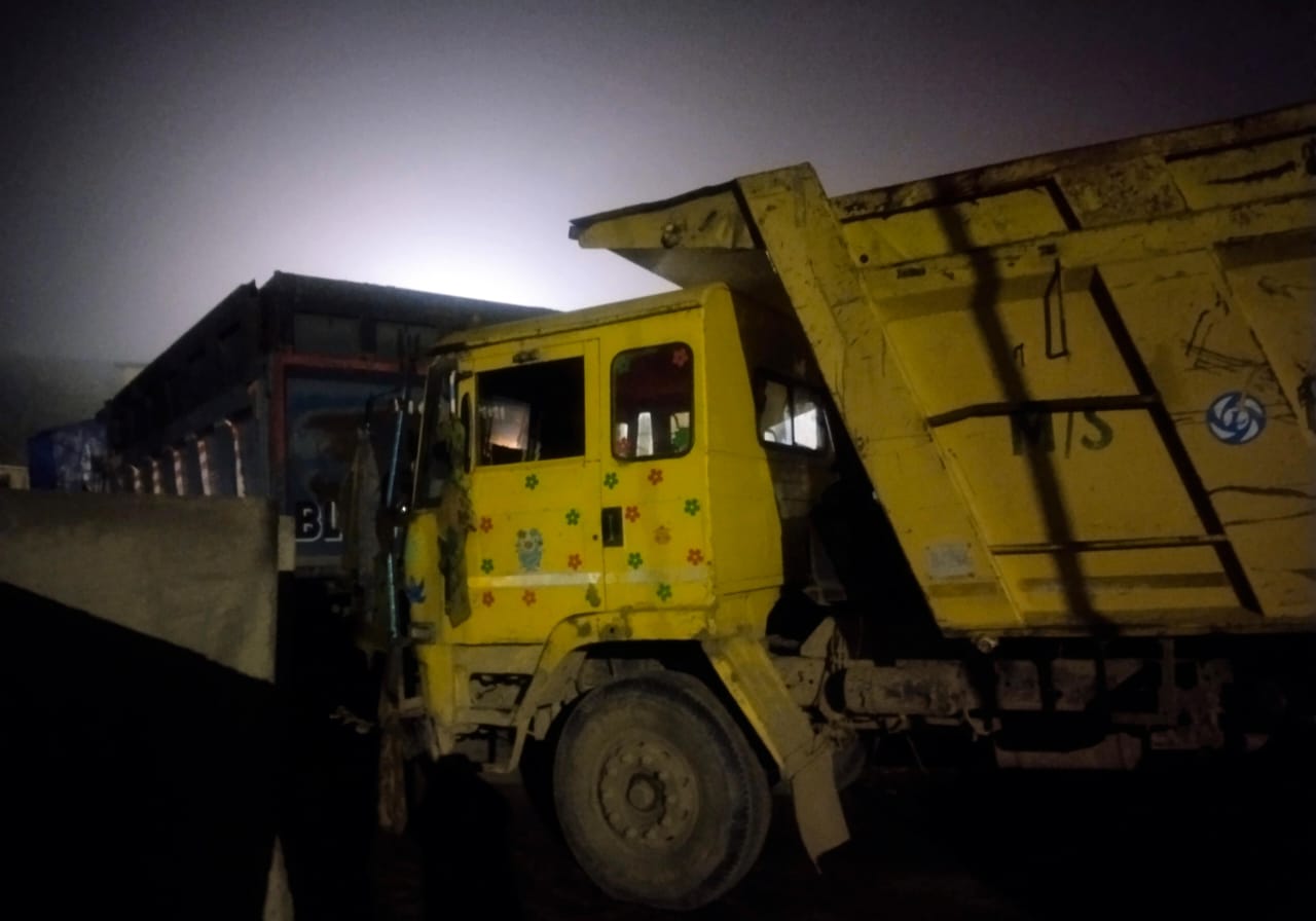 Bihar News- On the instructions of District Magistrate, Mining Department along with Police and SDM took action, 06 vehicles carrying illegal sand load seized, 02 arrested.