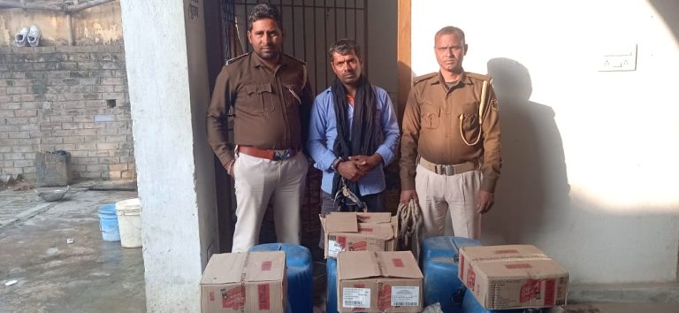 Bihar News-मध निषेध विभाग के टीम ने छापामारी कर देसी व अंग्रेजी शराब को जप्त करते हुए एक धंधेबाज को किया गिरफ्तार। 