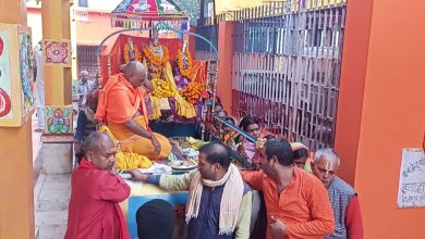 Bihar News-Devotees danced in devotion in the ongoing 25th Shri Brahmotsav cum Mahalakshmi Narayan Yagya in Naulakha Temple.