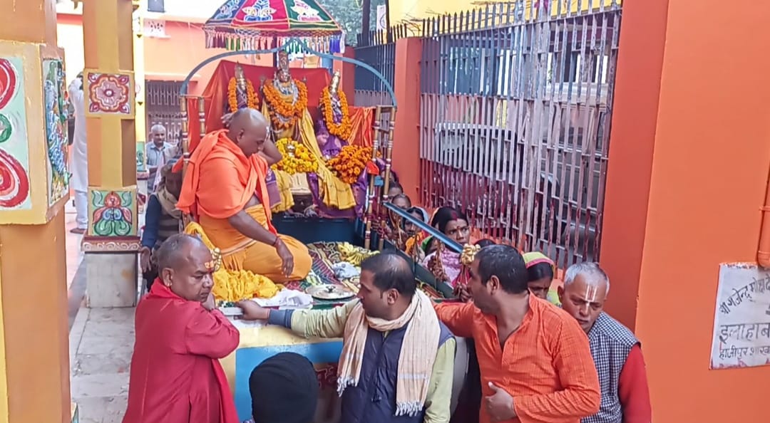 Bihar News-Devotees danced in devotion in the ongoing 25th Shri Brahmotsav cum Mahalakshmi Narayan Yagya in Naulakha Temple.