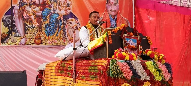 Ambedkar Nagar News Musical discourse organized by Vedic scholars of Kashi in Shiv temple premises, Pandit Ram Narayan described the glory of Shiva.