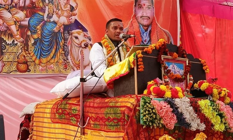 Ambedkar Nagar News Musical discourse organized by Vedic scholars of Kashi in Shiv temple premises, Pandit Ram Narayan described the glory of Shiva.