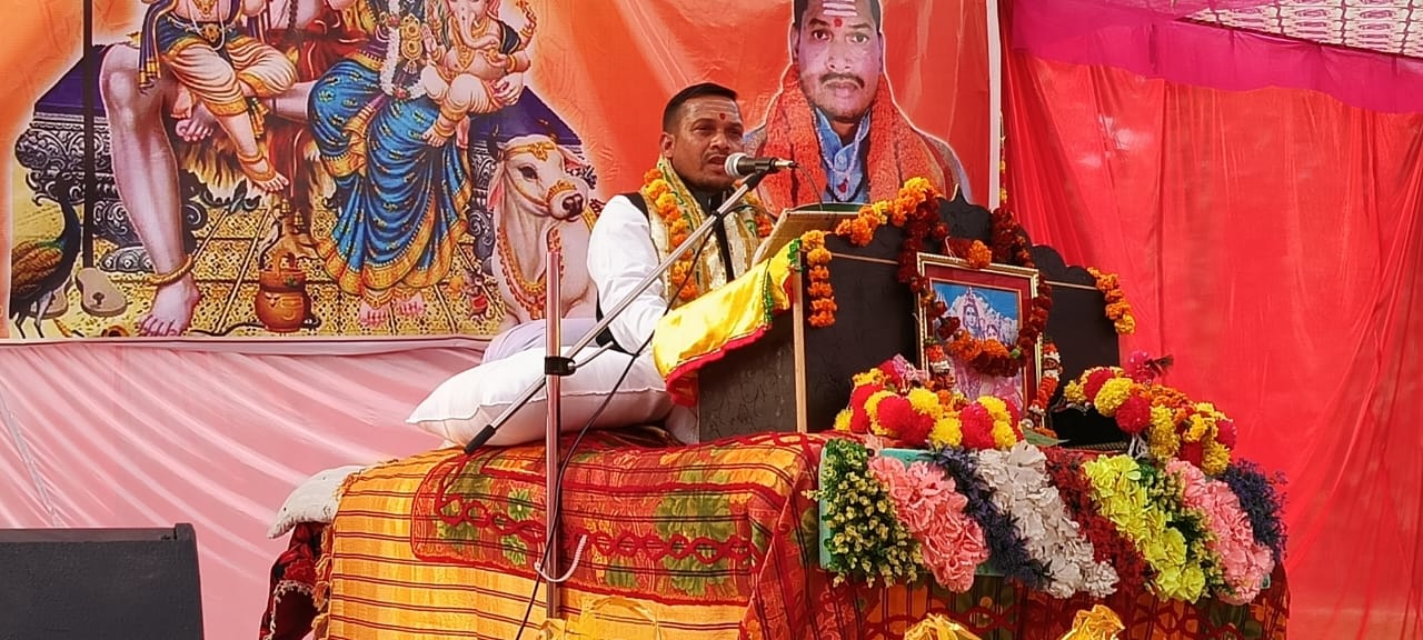 Ambedkar Nagar News Musical discourse organized by Vedic scholars of Kashi in Shiv temple premises, Pandit Ram Narayan described the glory of Shiva.