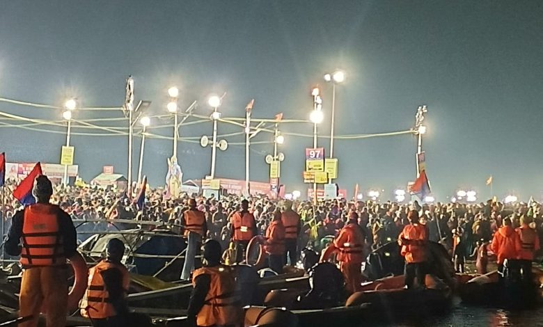 Prayagraj News: Lakhs of devotees took a dip of faith on Maghi Purnima Snan festival.