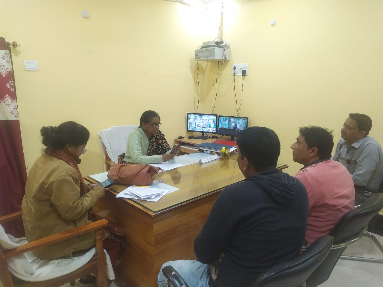 Bihar News- On the instructions of District Magistrate Mr. Yashpal Meena, today senior in-charge officials of all the blocks of Vaishali district went to their respective blocks and held a review meeting in view of the preparations for the Lok Sabha general elections.