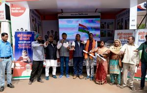 Prayagraj News :विकसित भारत संकल्प यात्रा में आनलाइन क्विज के 14 विजेताओं को किया गया सम्मानित