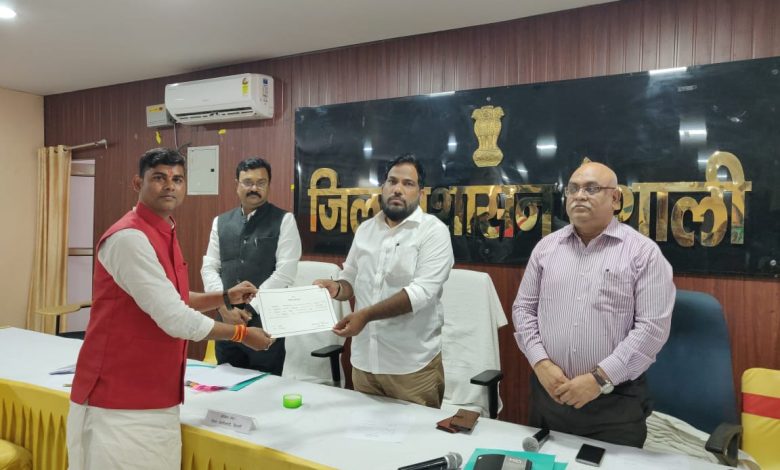 Bihar News-Shri Ashutosh Kumar was declared elected in the election for the post of President of Zilla Parishad, Vaishali.
