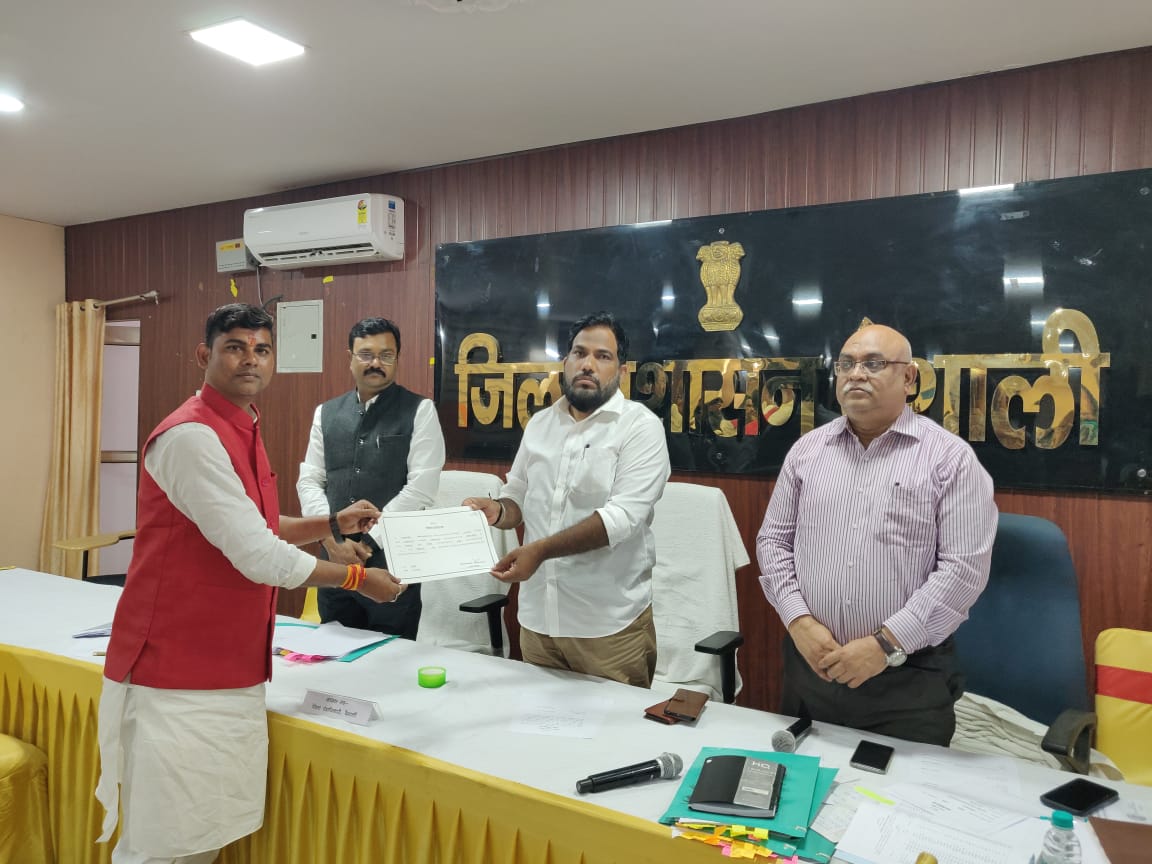 Bihar News-Shri Ashutosh Kumar was declared elected in the election for the post of President of Zilla Parishad, Vaishali.