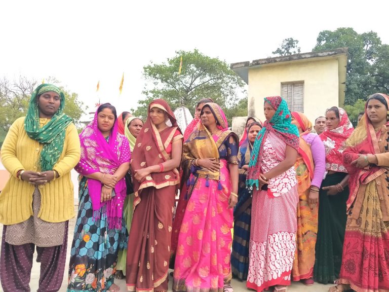 अम्बेडकर नगर न्यूज खरूवांव की केयर टेकर को मानदेय न देने और केयर टेकर के काम न करने का झूठा आरोप लगाकर नोटिस जारी करने पर समूह की महिला ओ में भारी आक्रोश 