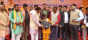 IMG 20240228 WA0218 Prayagraj News :मा0 मंत्री जी के द्वारा दिव्यांगों को ट्राइसाईकिल, व्हील चेयर, ब्रेल किट, कान की मशीन, पिछड़े वर्ग के लाभार्थिंयों को ओ-लेवल, सीसीसी प्रमाणपत्र का किया गया वितरण