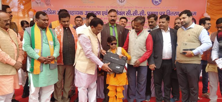 Prayagraj News :मा0 मंत्री जी के द्वारा दिव्यांगों को ट्राइसाईकिल, व्हील चेयर, ब्रेल किट, कान की मशीन, पिछड़े वर्ग के लाभार्थिंयों को ओ-लेवल, सीसीसी प्रमाणपत्र का किया गया वितरण