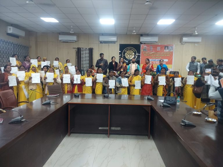 Prayagraj News: Appointment letters to Anganwadi workers were distributed from Lucknow.