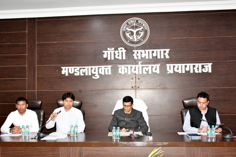 Prayagraj News: A review meeting of various projects being implemented in view of Mahakumbh 2025 was held under the chairmanship of Divisional Commissioner.