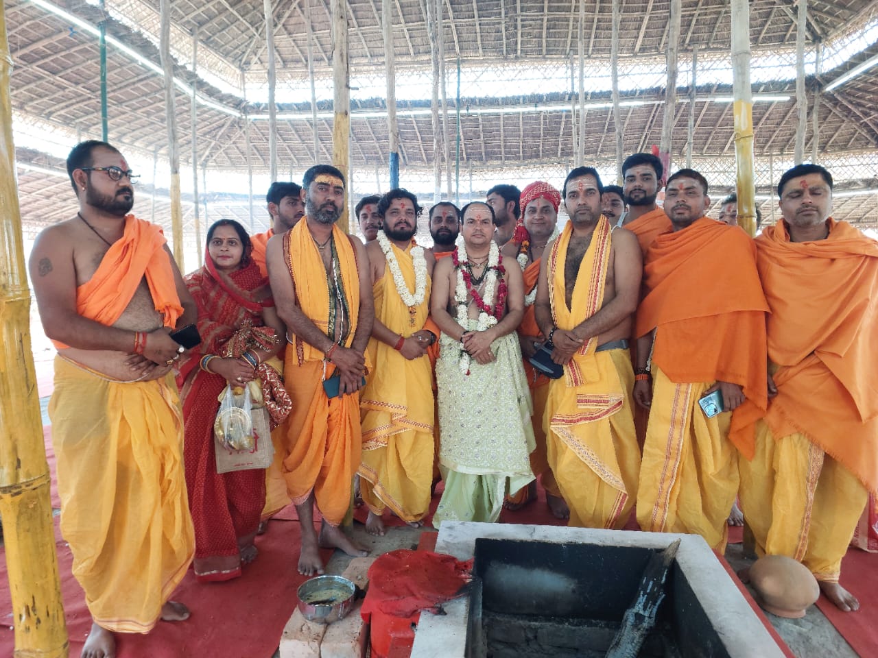 Bihar News-People are getting blessed by seeing and worshiping the Gods and Goddesses while circumambulating the Harihara Mahayagya Mandap.