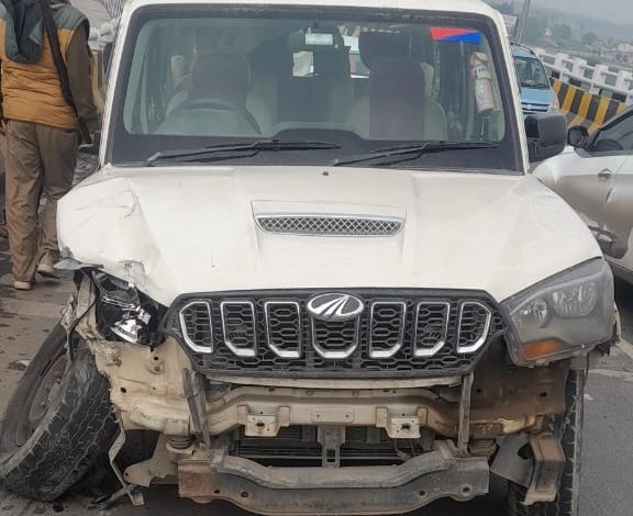 Bihar News-A female passenger got injured when Scorpio and e-rickshaw collided on JP Setu.