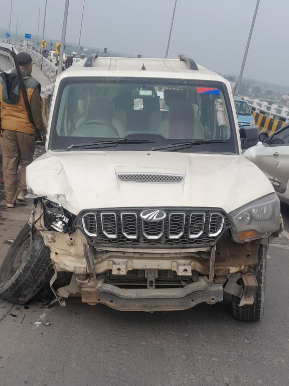 Bihar News-A female passenger got injured when Scorpio and e-rickshaw collided on JP Setu.