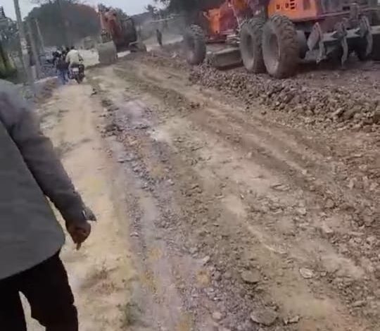 अम्बेडकर नगर न्यूज खबर का हुआ असर सड़क बनना कार्य शुरू क्षेत्रीय लोगों में खुशी