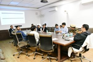 Prayagraj News: With a view to further improve crowd management and security and surveillance in Mahakumbh 2025, a meeting was held under the chairmanship of Divisional Commissioner.
