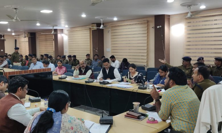 Bihar News-District Officer Mr. Yashpal Meena and Superintendent of Police Mr. Karthikeya K. Election review meeting was held by Sharma