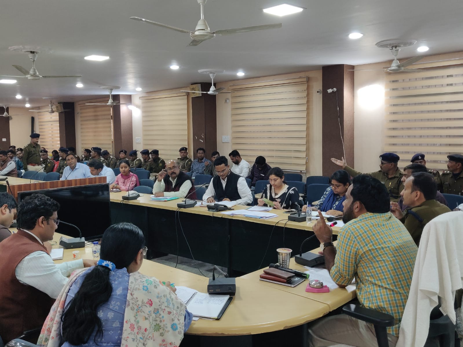Bihar News-District Officer Mr. Yashpal Meena and Superintendent of Police Mr. Karthikeya K. Election review meeting was held by Sharma