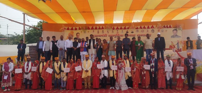 Prayagraj News: Under the Chief Minister Mass Marriage Scheme, a mass marriage program of 157 adult couples was conducted by the Municipal Corporation.