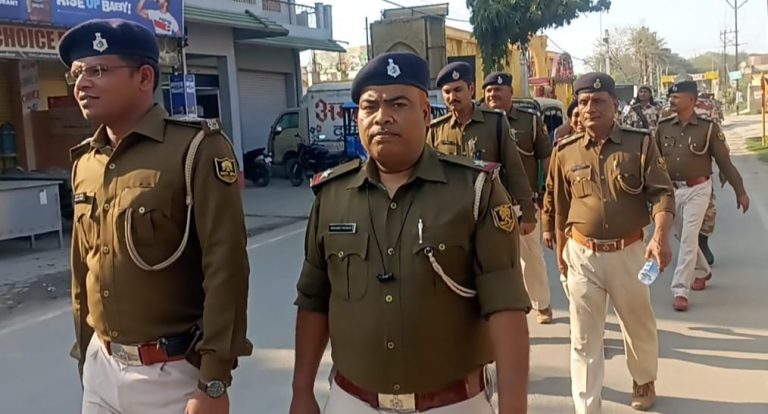 Bihar News-Sonpur Police took out flag march with paramilitary forces in the city area.